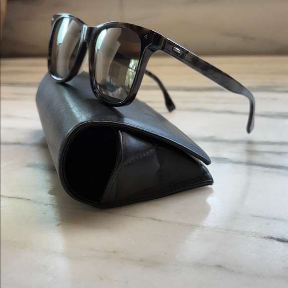 Fendi Gray Tortoise Unisex Sunglasses full inclusion worn once - Picture 2 of 16